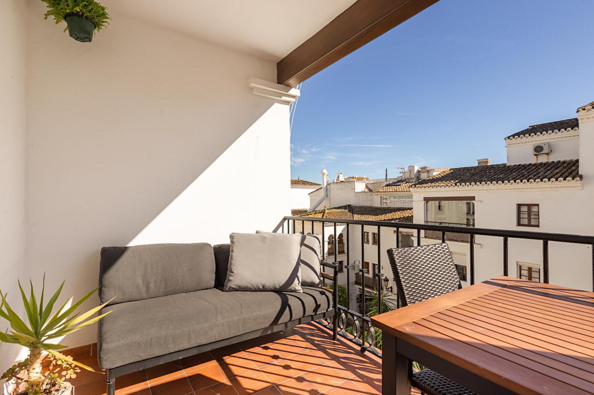 Duquesa Port - Bright Sunlit Terrace *